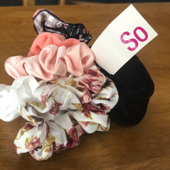 NWT SO. Scrunchies - Picture 4 of 4
